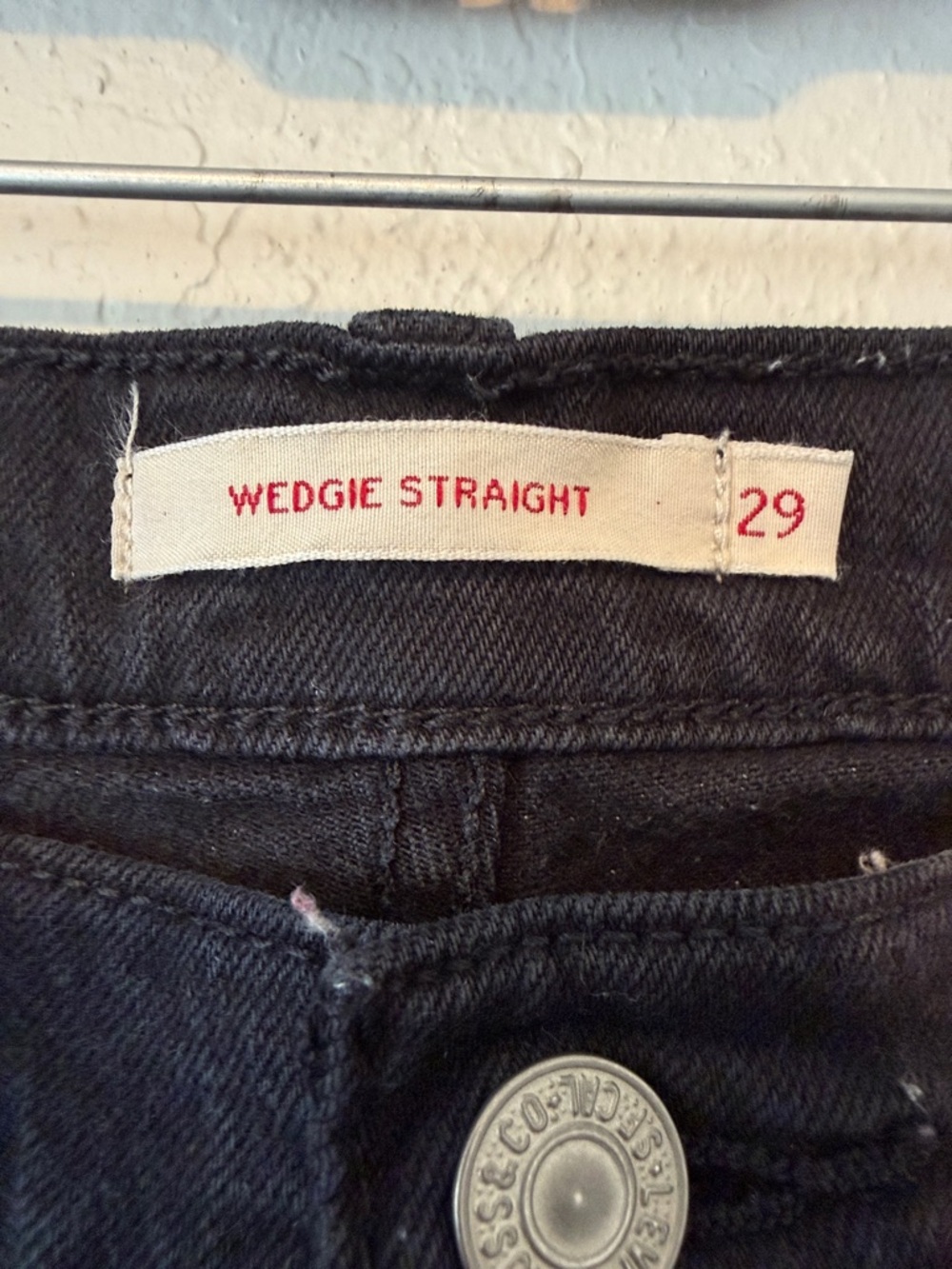 Levi’s Wedgie Straight Ankle Jeans in Black Heart - Picture 4 of 8